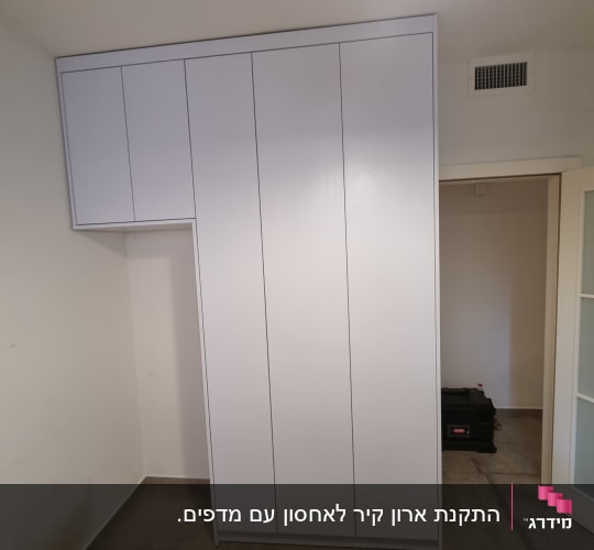 ארון קיר לבן עם דלתות גבוהות
